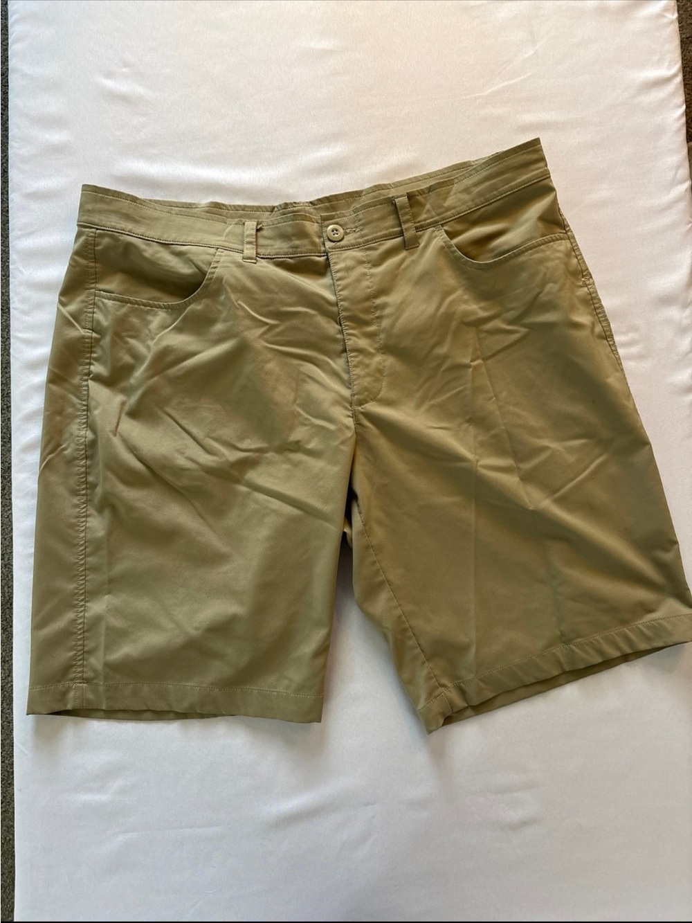 Under Armour Men's Tan Flat-Front Performance Shorts